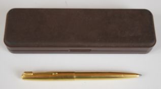 Parker 18ct gold ballpoint pen with engraved body, London 1977, in original box