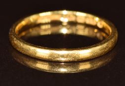 A 22ct gold wedding band / ring, 2.4g, size K