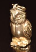 A 9ct gold charm in the form of an owl, 5.5g