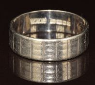 An 18ct gold white gold wedding band / ring, 4.2g, size Q