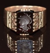A 333 rose gold ring set with an agate intaglio seal depicting a warrior, 4.9g, size X