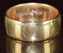 A 9ct gold wedding band / ring, 4.7g, size P
