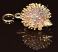A 9ct gold pendant / charm in the form of a hedgehog, 7g