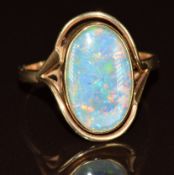 A 9ct gold ring set with an opal doublet, 4.4g, size U