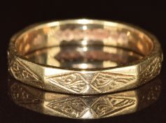 A 9ct gold wedding band / ring with engraved decoration, 2.5g, size O