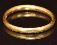 A 22ct gold wedding band / ring, 2.4g, size M