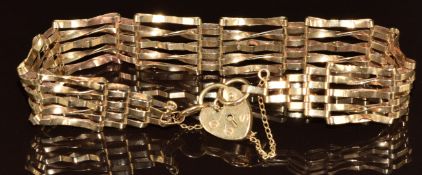 A 9ct gold gate bracelet with heart padlock clasp, 7.3g, 17cm