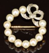 A 14k gold brooch set with pearls and diamonds in a bow/ wreath design, 4.9g, 2cm