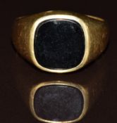 A 14k gold signet ring set with onyx, 7.2g, size P