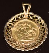 An 1896 gold full sovereign in 9ct gold pendant mount,13.5g, 3.5cm