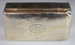 Walker & Hall George V hallmarked silver cigarette or cigar box, with Art Nouveau hammered