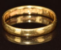 A 22ct gold wedding band / ring, 2.7g, size K/L