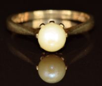 A 9ct gold ring set with a cultured pearl, 2.2g, size M