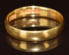 A 22ct gold wedding band / ring, 1.8g, size J