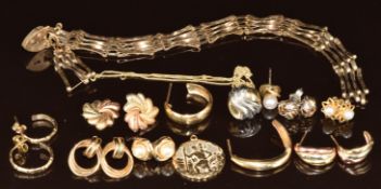 Six pairs of 9ct gold earrings, single 9ct gold earrings, damaged 9ct gold gate bracelet, 9ct gold
