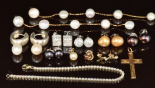 A 14k gold pendant set with a pearl (0.8g), 9ct gold pendant set with a diamond (0.6g), 9ct gold