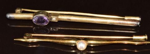 A 14k gold brooch set with a pearl (4.3g, 6cm) and a yellow metal brooch set with an oval cut