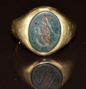 A 9ct gold signet ring set with bloodstone, 5g, size J