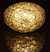 An 18k gold ring with textured detail depicting a flower, 6.4g, size I