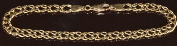 A 9ct gold bracelet made up of double curb links, 5.1g, 18cm