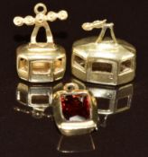 An 18k gold charm / pendant in the form of a gondola (1g), similar 9k gold similar example (1.3g)