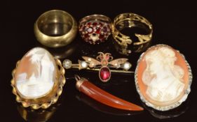 A collection of jewellery including 9ct gold ring set with garnets (5.3g, two garnets missing),