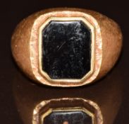 An 18k gold signet ring set with onyx, 11.2g, size R