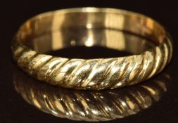 An 18ct gold ring with ridged decoration, 2.1g, size N