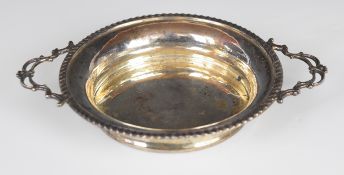 Victorian hallmarked silver twin handled dish with gadrooned edge, London 1898, maker Josiah