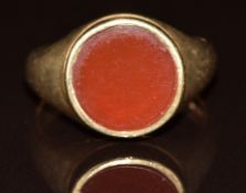 A 9ct gold signet ring set with carnelian agate, 4.8g, size O