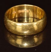 A 22ct gold wedding band / ring, 8.1g, size N