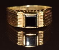 A 14ct gold ring set with black onyx, 3.5g, size K