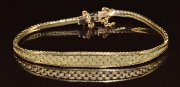 A 9ct gold bracelet with textured detail, 10.2g, 18cm