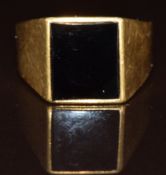 An 18k gold signet ring set with onyx, 12g, size X