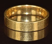 An 18ct gold wedding band / ring, 4g, size P
