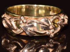 A 9ct Welsh gold ring with rose gold foliate decoration, 4, size P