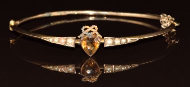 A c1900 9ct gold bangle set with a heart cut citrine and split pearls, in antique box, 4.7g
