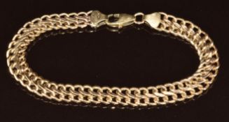 A 9ct gold bracelet made up of figure of eight links, 4.7g, 18cm