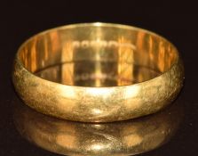 An 18ct gold wedding band / ring, 3.2g, size P