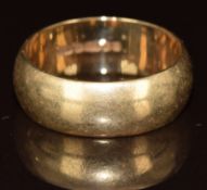 A 9ct gold wedding band / ring, 7.6g, size T