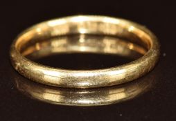 An 18ct gold wedding band / ring, 2.9g, size R