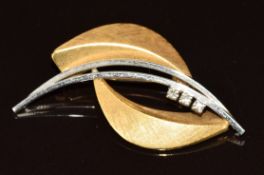 An 18k gold bi-coloured brooch set with three diamonds, 5g, 4.2cm