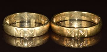 Two matching 9ct gold wedding bands / rings, 7.6g, size T & 2