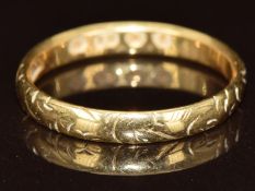 An 18ct gold wedding band / ring with engraved decoration, 2.4g, size M