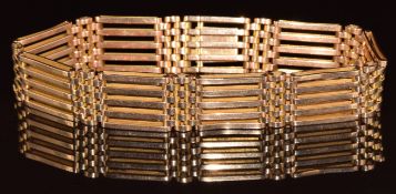 A c1910 15ct gold gate bracelet, 24.6g, 17cm