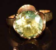 A 14k gold ring set with a green sapphire, 3.1g, size G