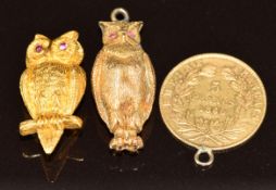 Two yellow metal charms / pendant in the form of owls (3g) and a an 1860 5 Francs coin (1.6g)