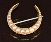 Edwardian 9ct gold crescent brooch set with split pearls, 3.5g, 2.5cm