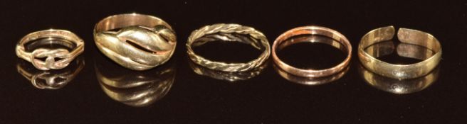 Five 9ct gold rings, two size C, one size E, 4g