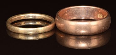 Two 9ct gold wedding bands / rings, 7g, size S & M
